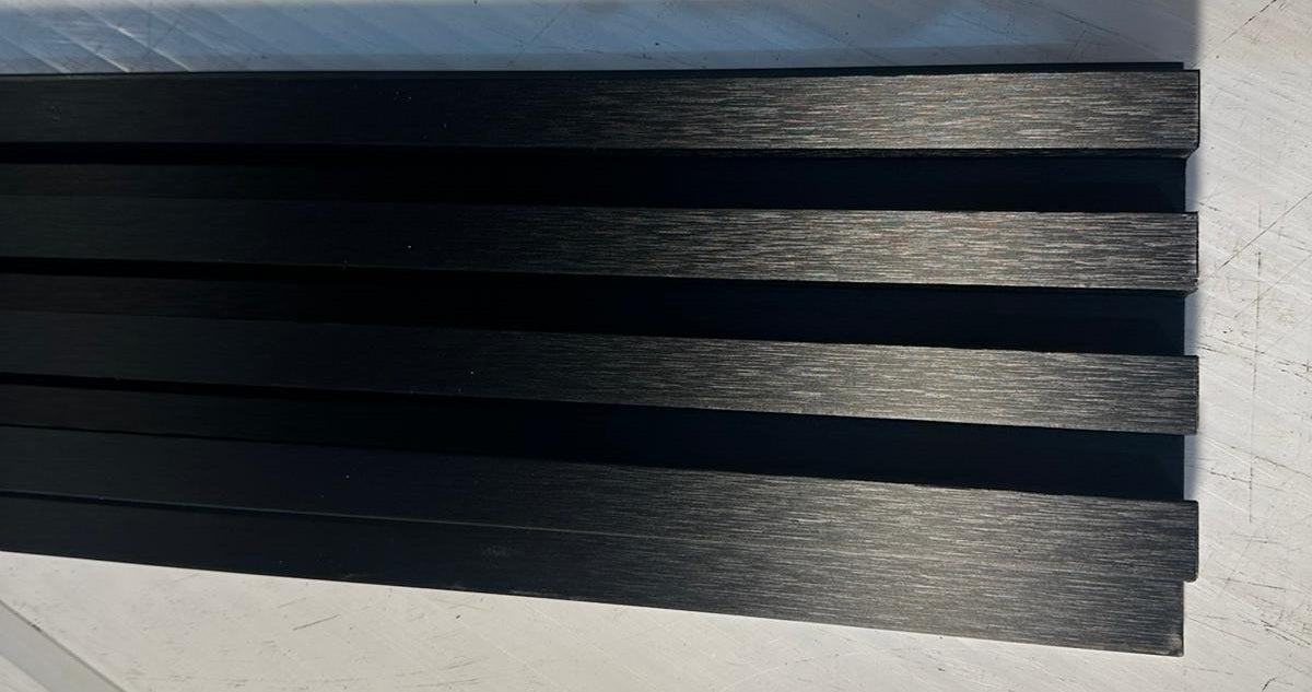 Internal Cladding In Matt Brush Black 4 Slat 3 M